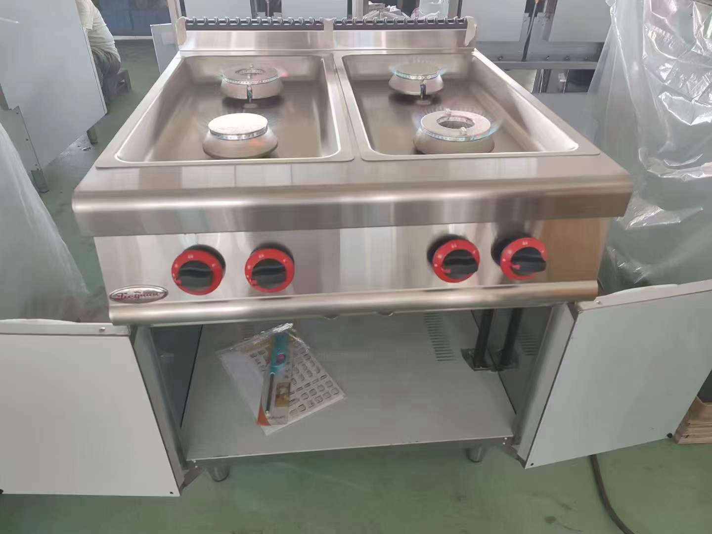 Cocina de gas de 4 quemadores serie 900 con mueble 