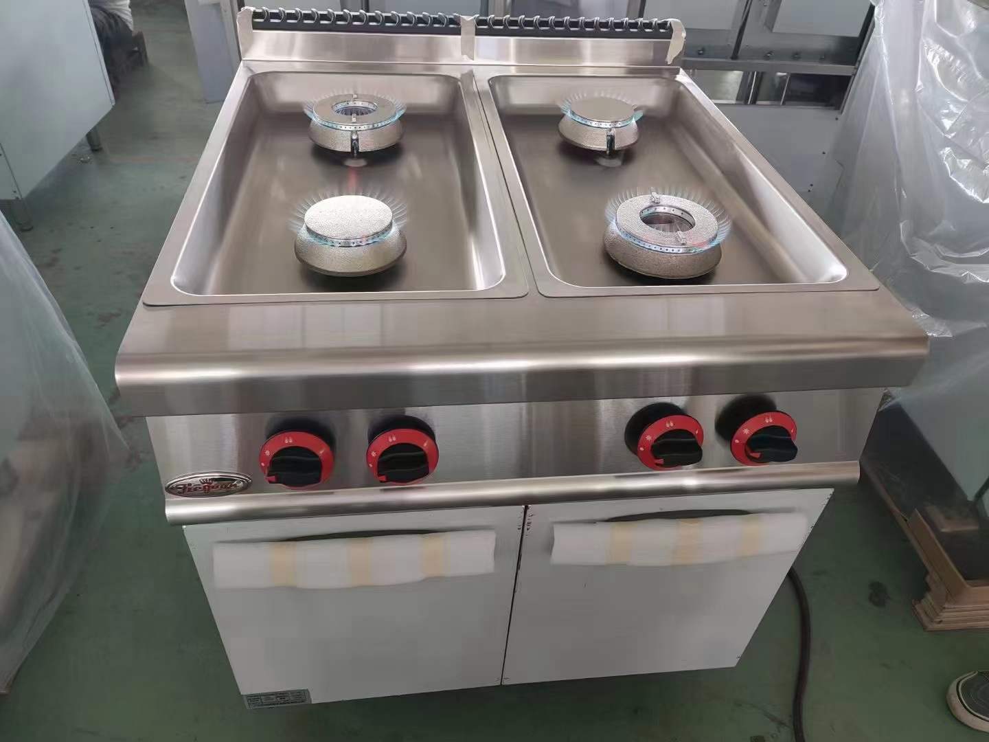 Cocina de gas de 4 quemadores serie 900 con mueble 