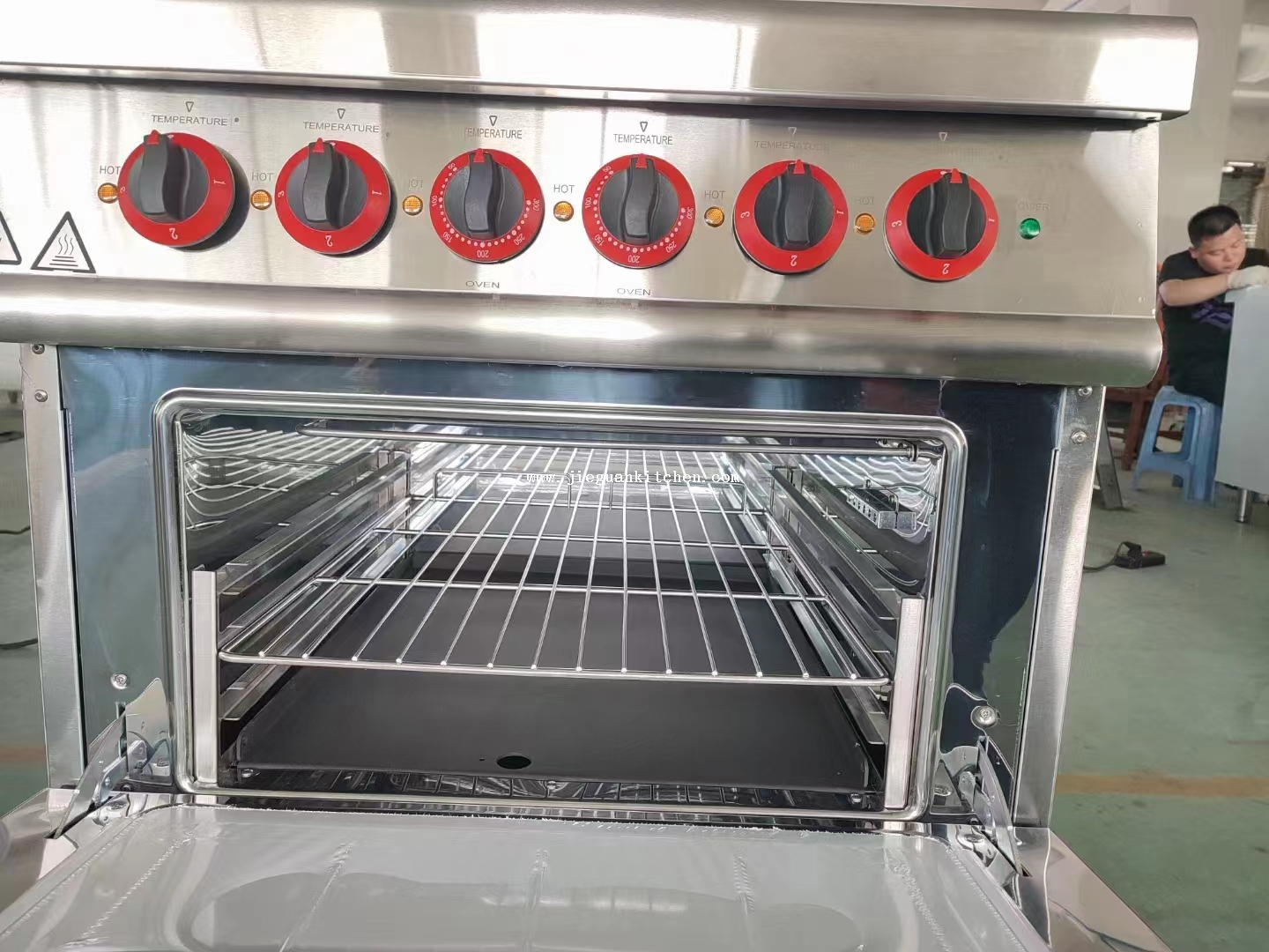 Cocina eléctrica con 4 fogones y horno